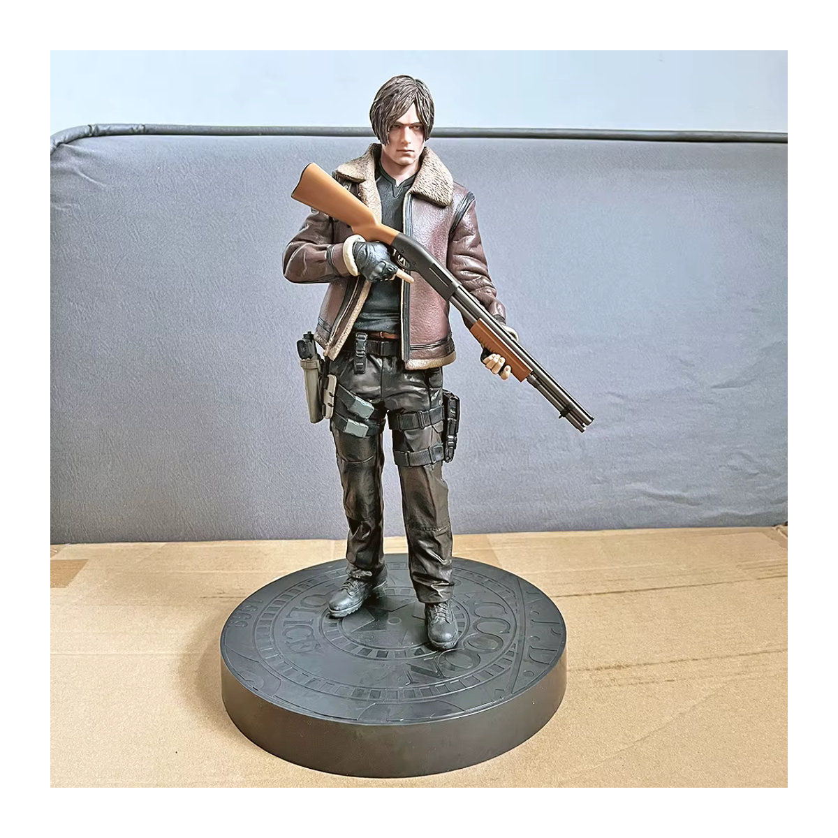 Bandai Biohazard Leon Scott Kennedy Anime Figur in brauner Jacke als Sammlerstück aus Kunststoff - Bild 3