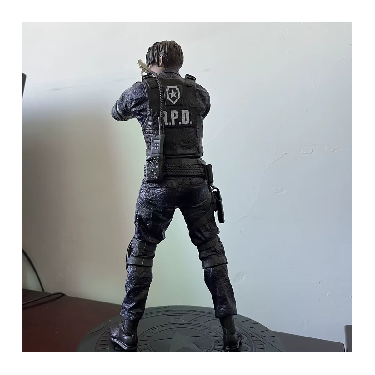 Bandai Biohazard Leon Scott Kennedy Anime Figur in brauner Jacke als Sammlerstück aus Kunststoff - Bild 4
