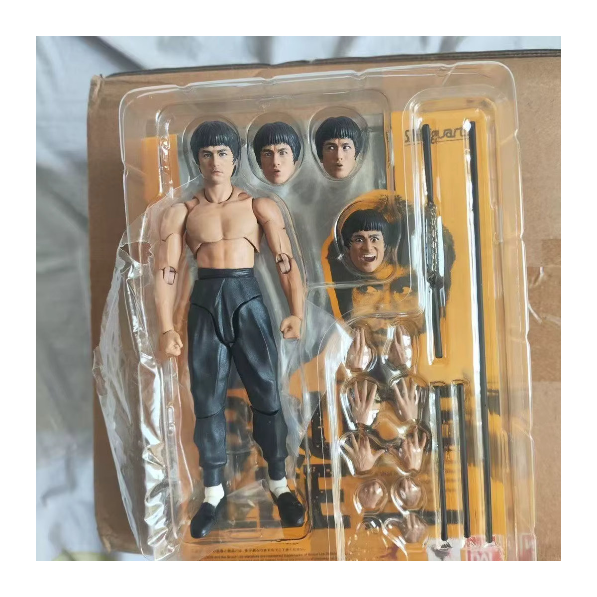Bandai Bruce Lee Actionfigur Kung-Fu-Statue in Gelb und Schwarz, Höhe: 14 cm - Bild 2