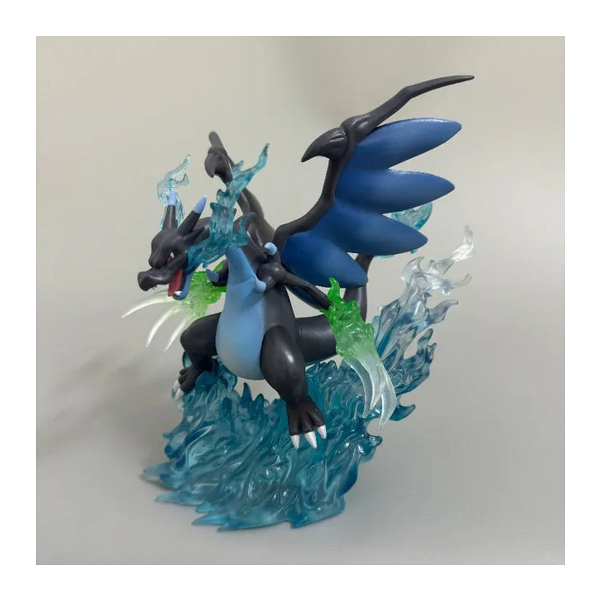Bandai Charizard Anime Actionfigur aus PVC als mehrfarbige Sammlerstatue und Desktop-Dekoration - Bild 1