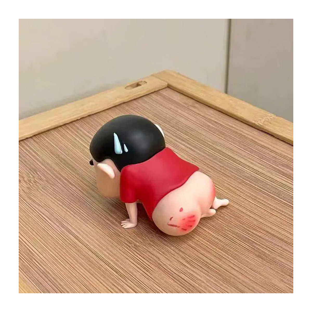 Bandai Crayon Shin Chan Anime Figur aus Kunststoff in Rot und Mehrfarbig als Desktop-Dekoration - Bild 2