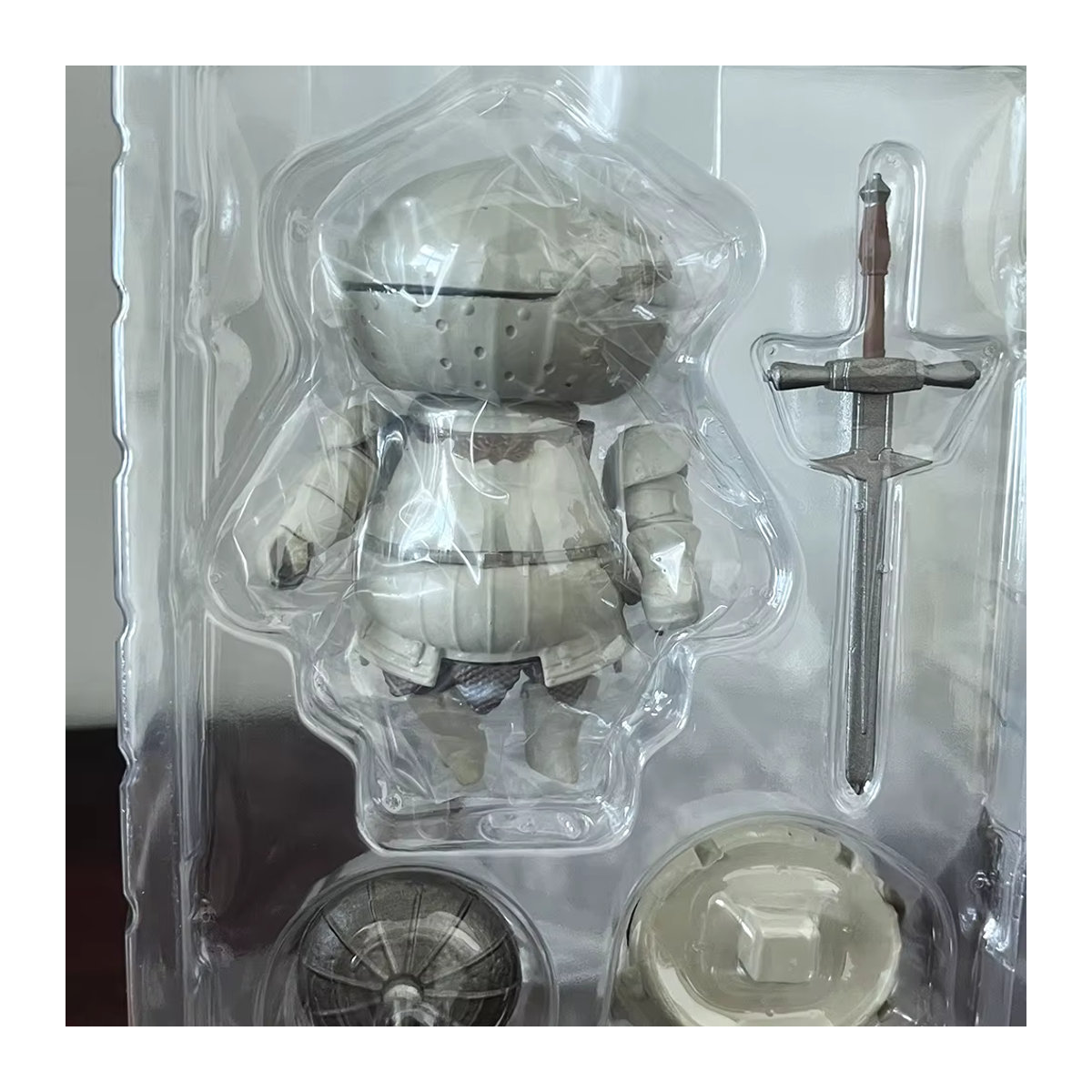 Bandai Dark Souls Siegmeyer Figur Cute Edition in Grau - Bild 5