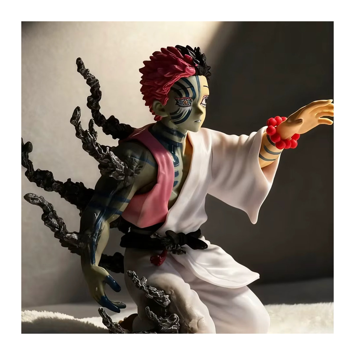 Bandai Demon Slayer Akaza Figur Twelve Kizuki Endgültige Geständnisversion in kniender Pose, mehrfarbig aus Kunststoff - Bild 3