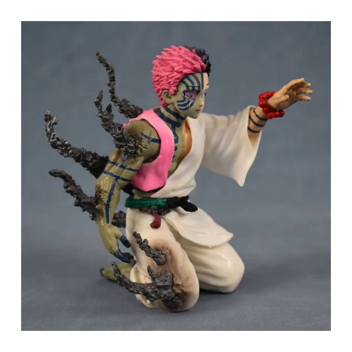 Bandai Demon Slayer Akaza Figur Twelve Kizuki Endgültige Geständnisversion in kniender Pose, mehrfarbig aus Kunststoff - Bild 4