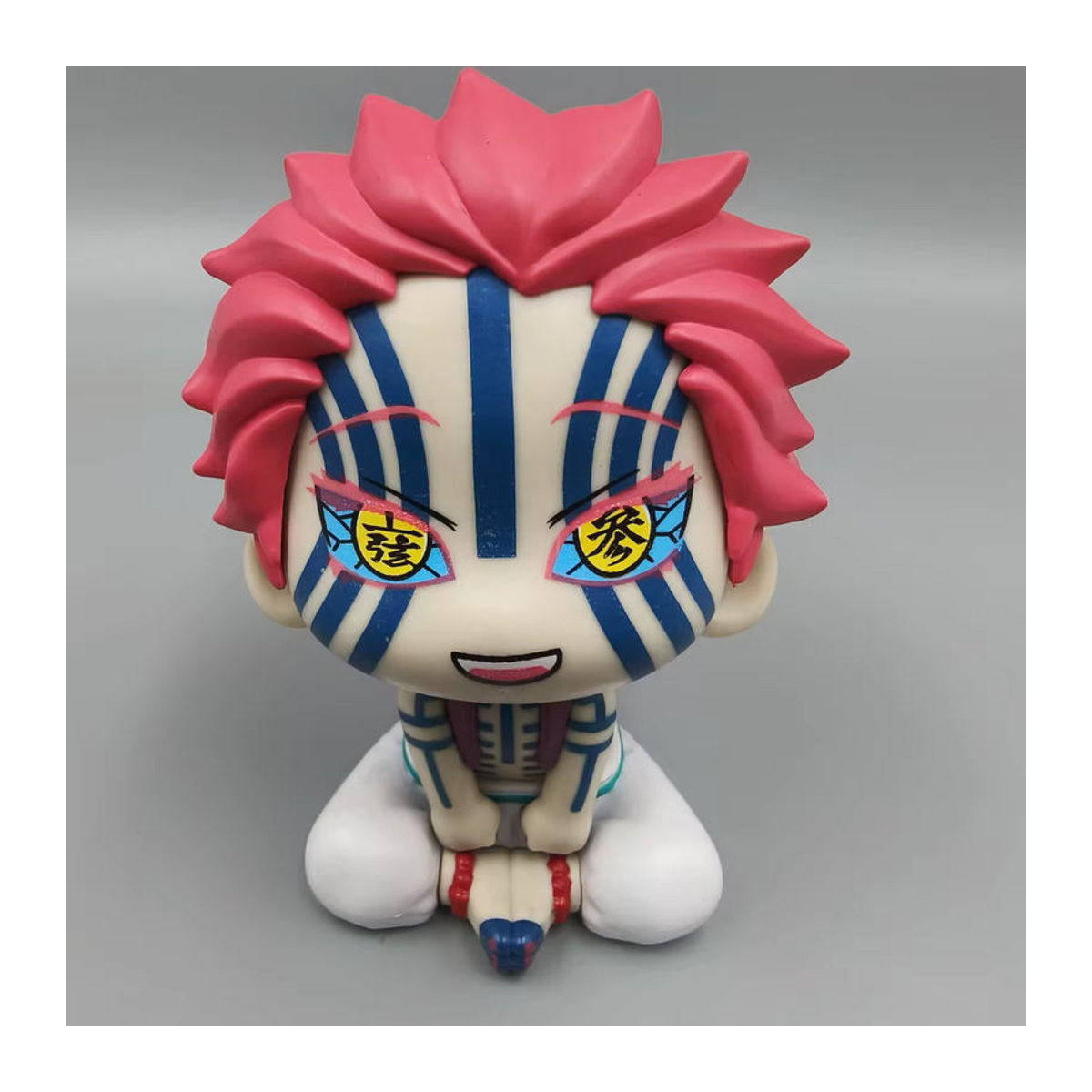 Bandai Demon Slayer Akaza Q Edition Figur in Sitzposition, bunte Animationsfigur aus Kunststoff zur Desktop-Dekoration - Bild 2