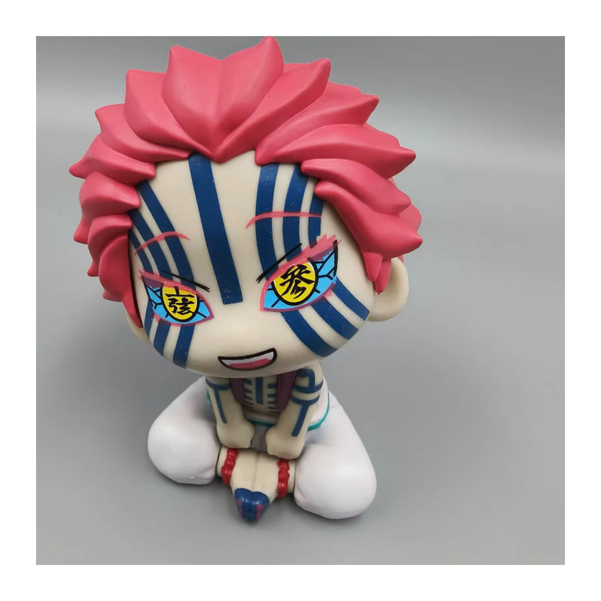 Bandai Demon Slayer Akaza Q Edition Figur in Sitzposition, bunte Animationsfigur aus Kunststoff zur Desktop-Dekoration - Bild 4