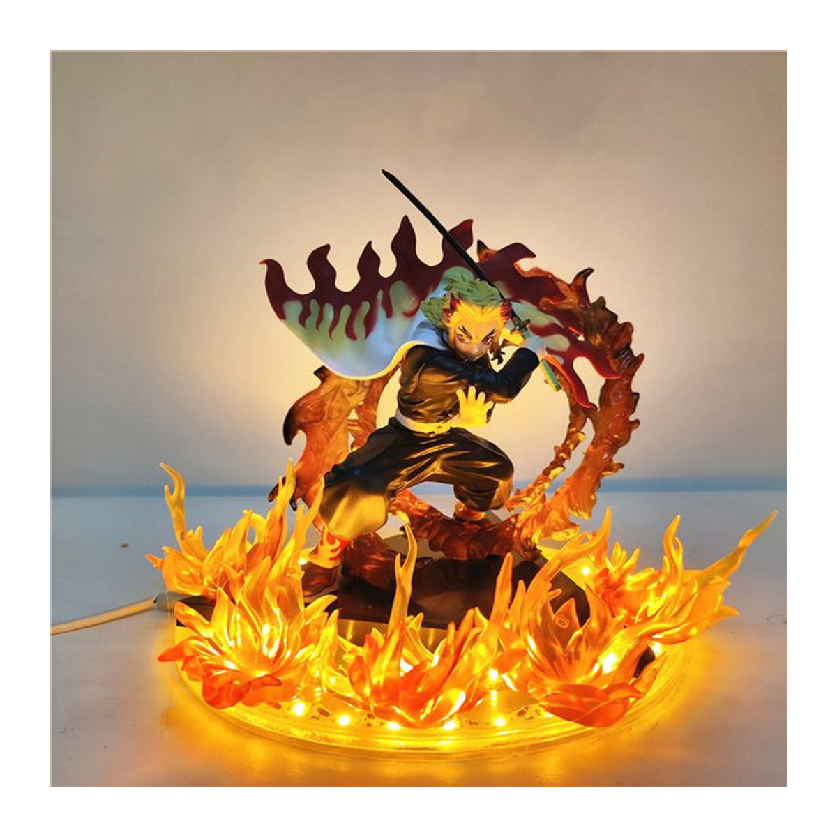 Bandai Demon Slayer Anime Rengoku Kyoujurou LED Tischlampe mit Actionfigur und Basis in Bunt - Bild 1