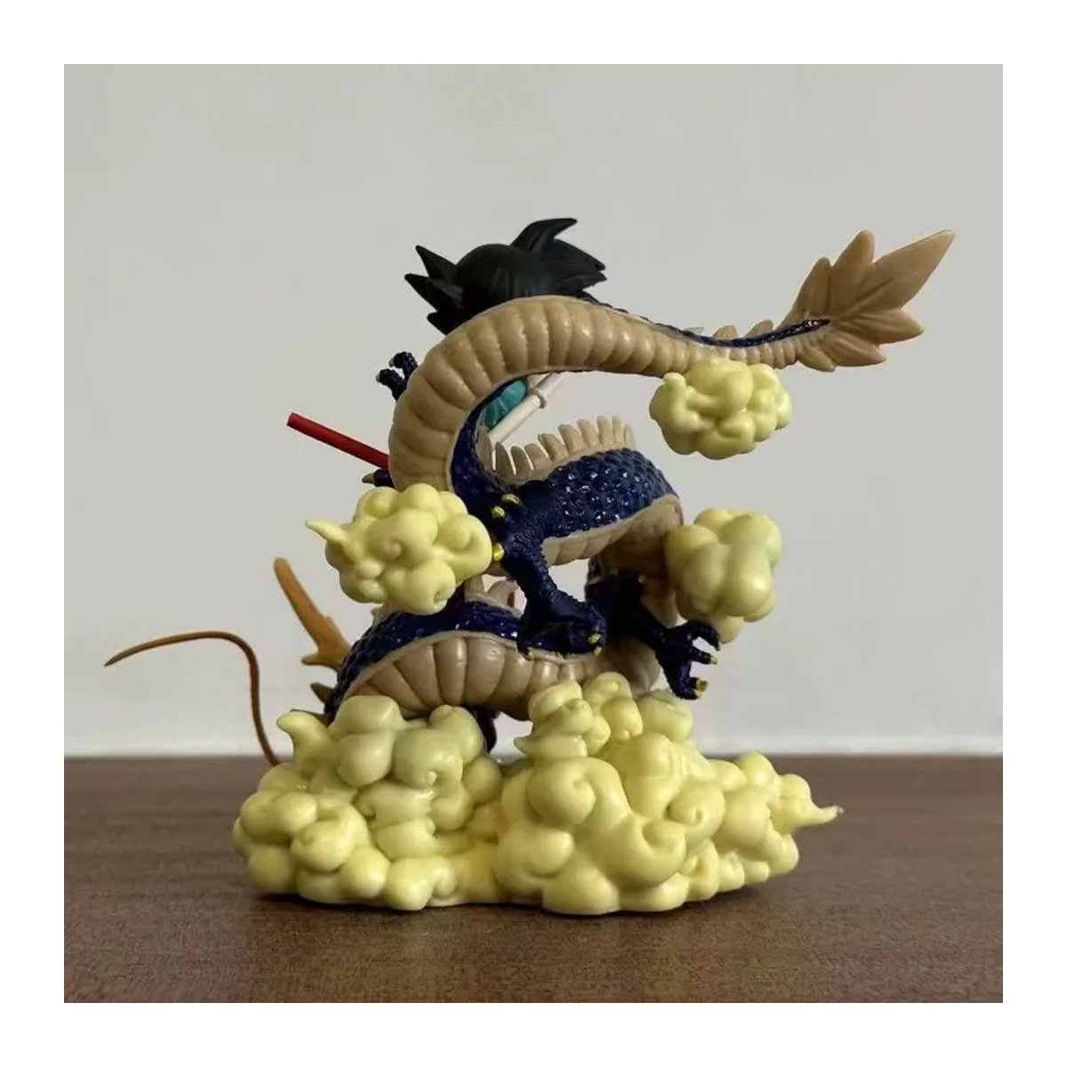 Bandai Dragon Ball Action Figure Son Goku Super Saiyajin mit Shenron Statue aus Kunststoff, mehrfarbig - Bild 2