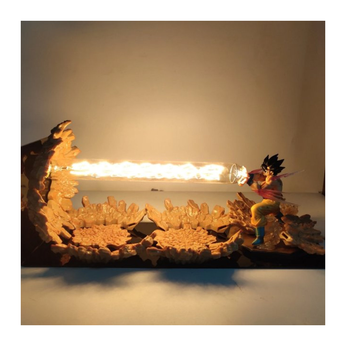 Bandai Dragon Ball Son Goku Kamehameha LED Lampe mit Actionfigur und Basis in Schwarz und Bunt - Bild 1