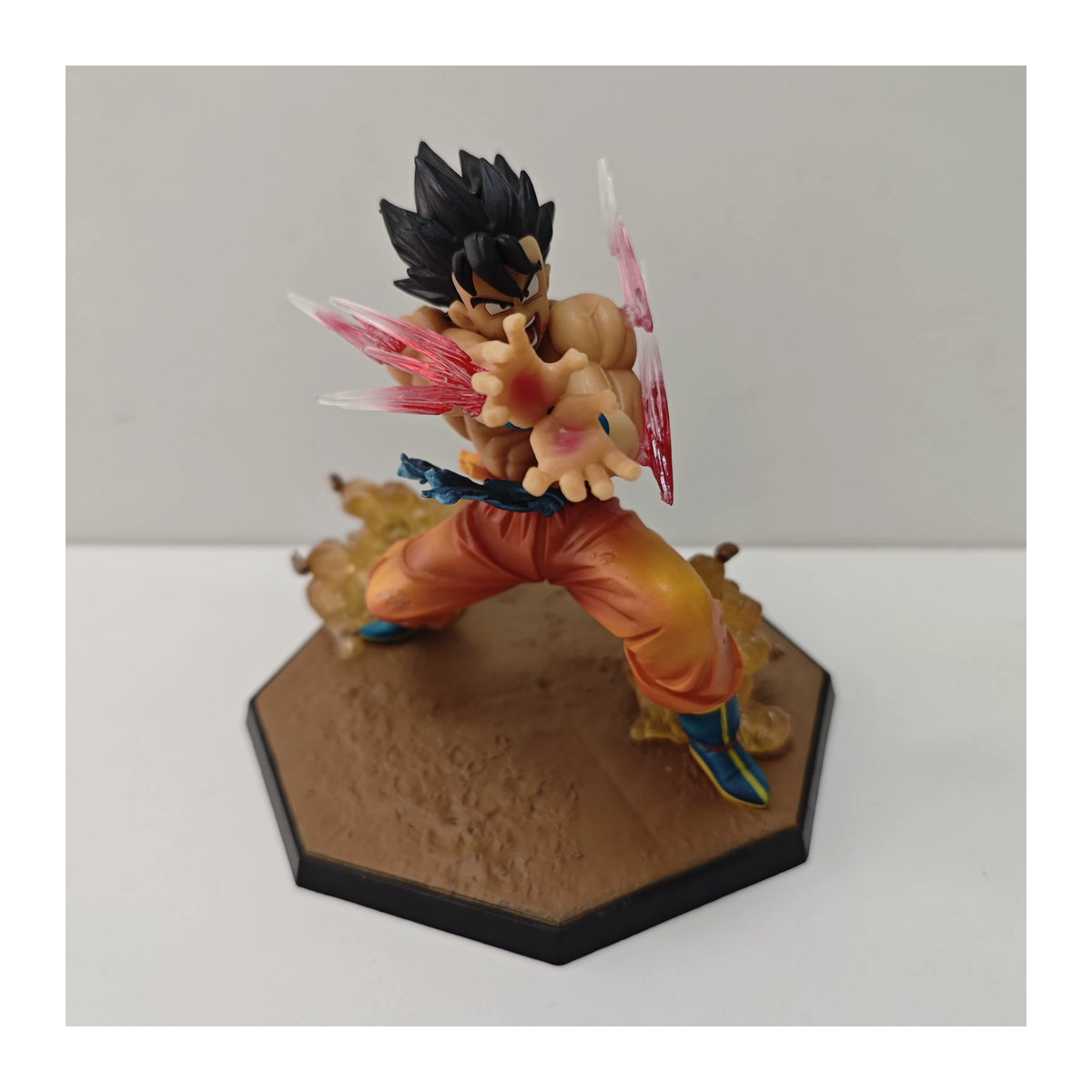 Bandai Dragon Ball Son Goku Kamehameha LED Lampe mit Actionfigur und Basis in Schwarz und Bunt - Bild 3