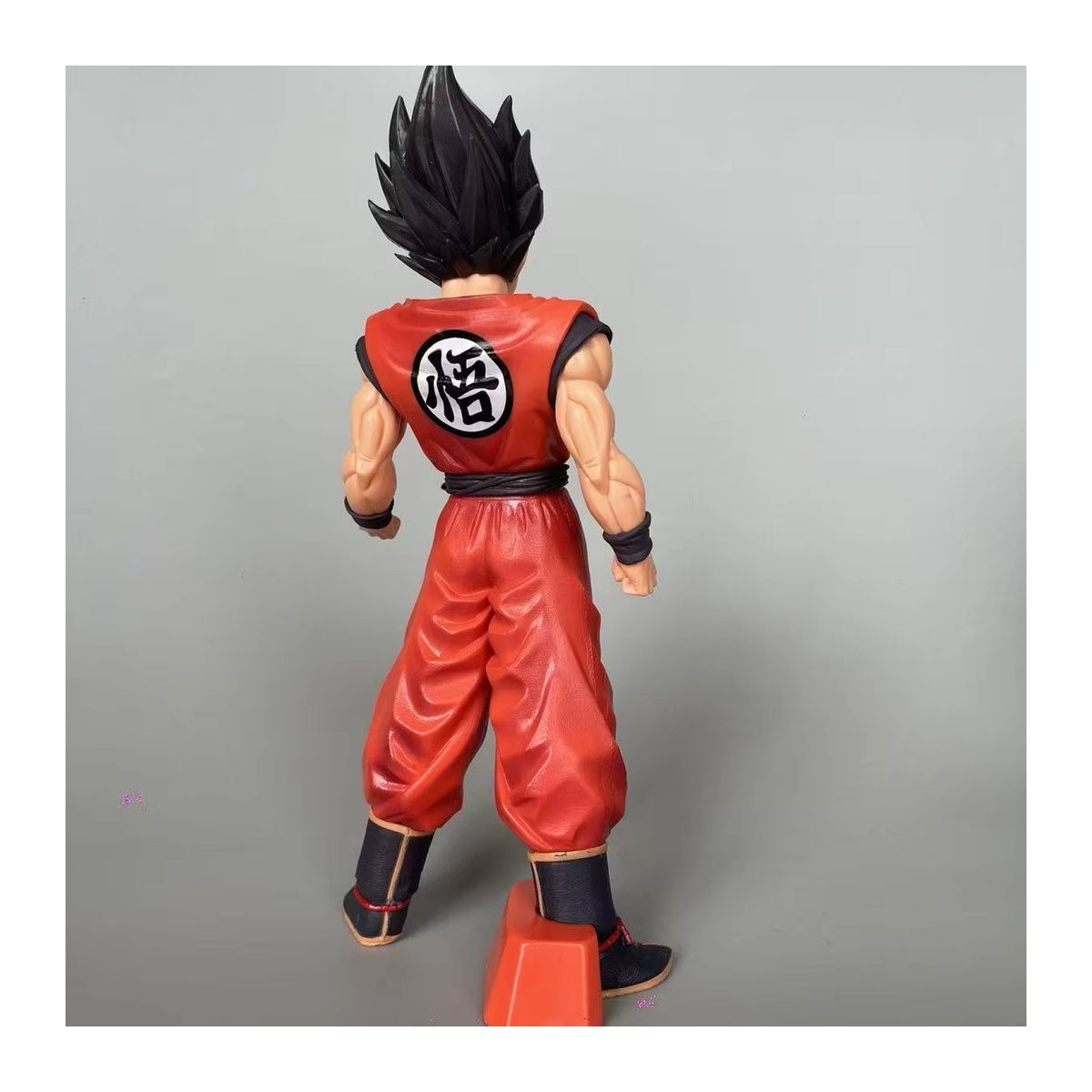 Bandai Dragon Ball Son Goku Super Saiyajin Actionfigur aus Kunststoff in Rot - Bild 1