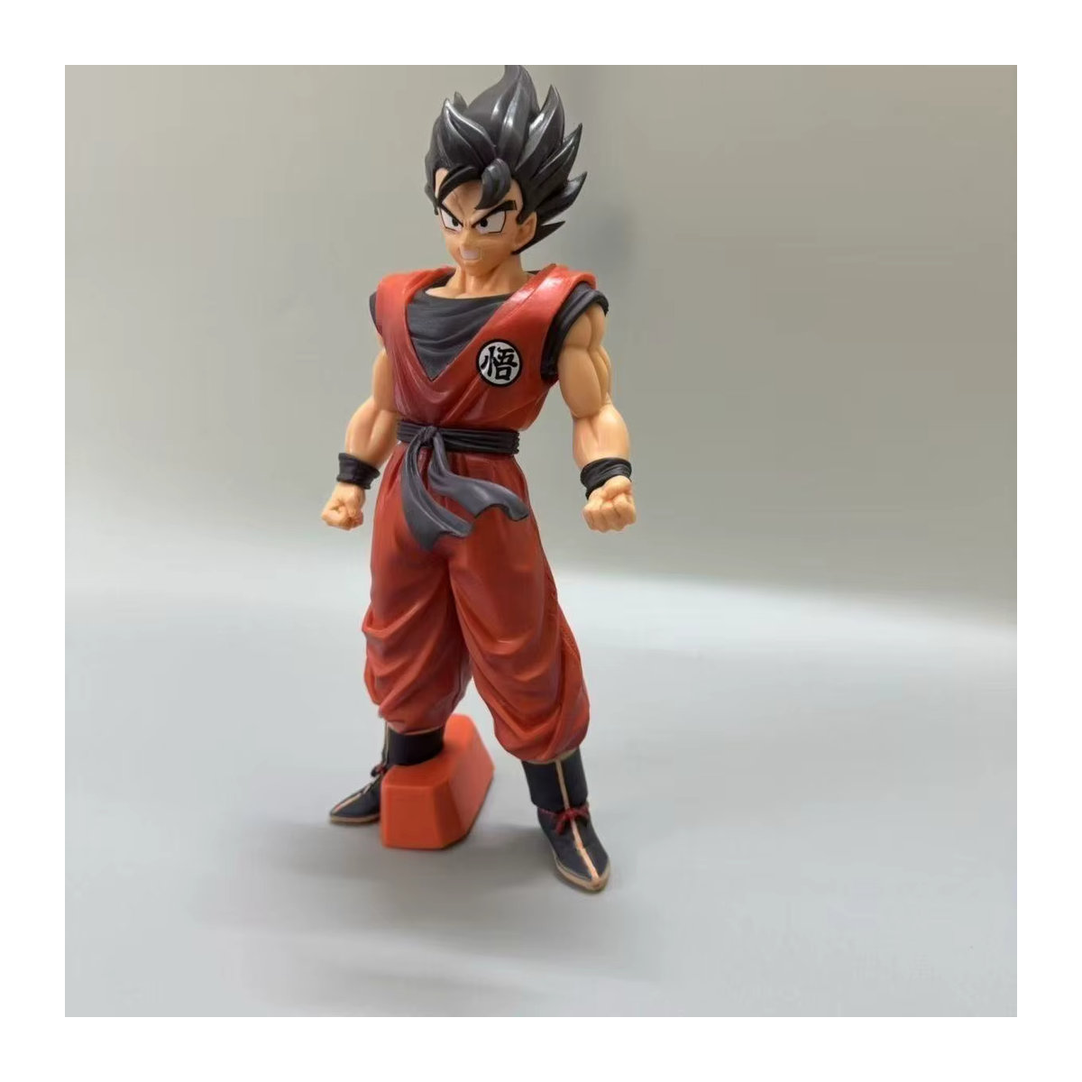 Bandai Dragon Ball Son Goku Super Saiyajin Actionfigur aus Kunststoff in Rot - Bild 2