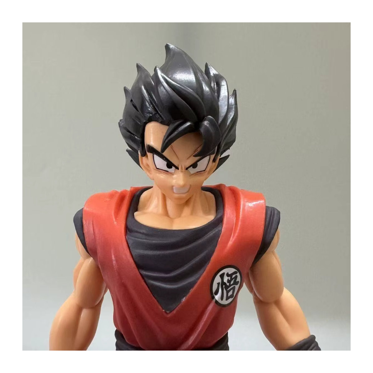 Bandai Dragon Ball Son Goku Super Saiyajin Actionfigur aus Kunststoff in Rot - Bild 3