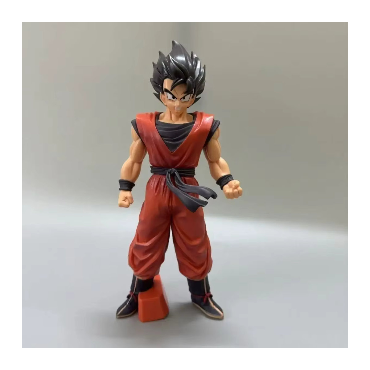 Bandai Dragon Ball Son Goku Super Saiyajin Actionfigur aus Kunststoff in Rot - Bild 4