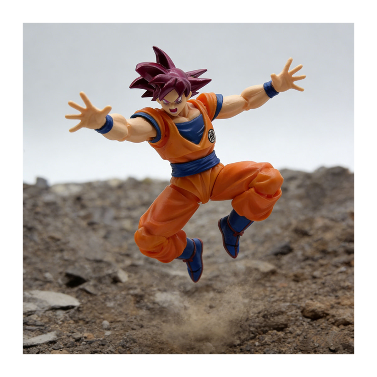 Bandai Dragon Ball Son Goku Super Saiyajin Gott Actionfigur in Rot und Orange aus Kunststoff - Bild 1