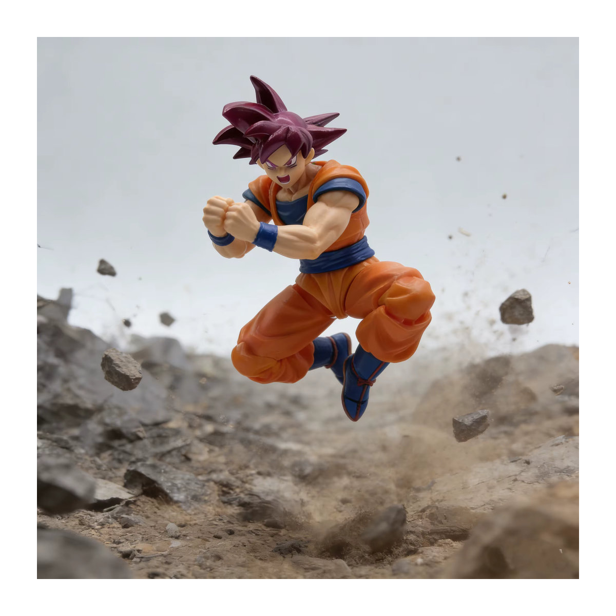Bandai Dragon Ball Son Goku Super Saiyajin Gott Actionfigur in Rot und Orange aus Kunststoff - Bild 3