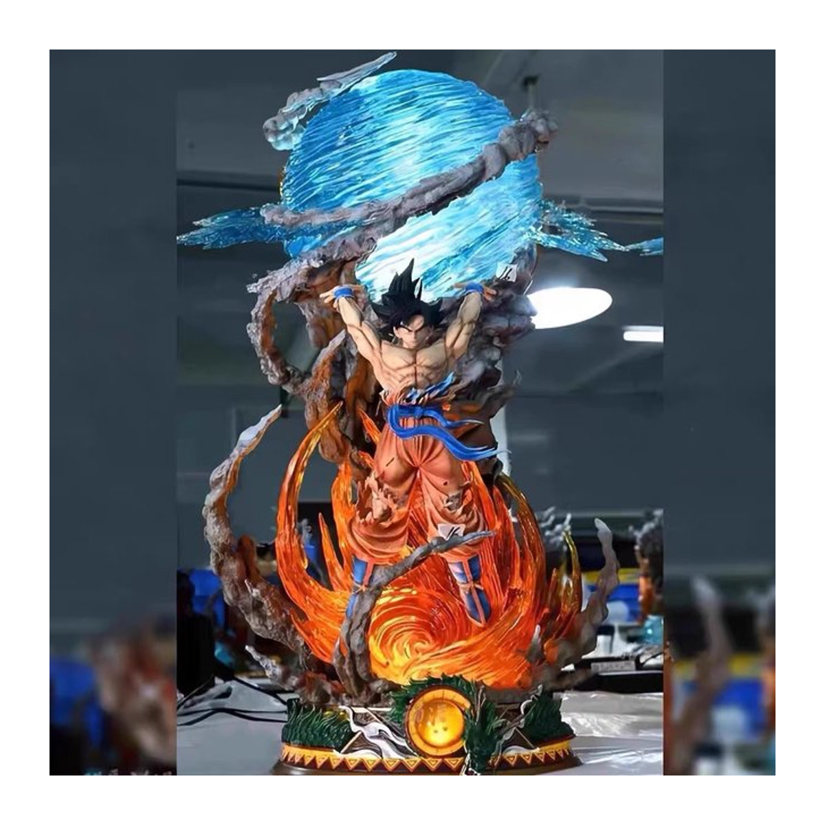 Bandai Dragon Ball Super Saiyan Goku Figur mit Herculean Energy Ball in mehrfarbig Ausführung aus Kunstharz - Bild 1