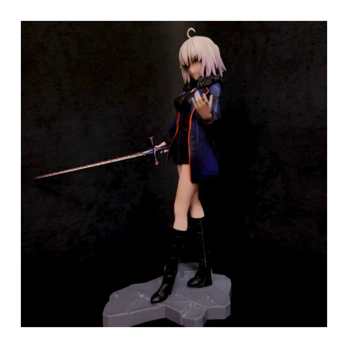 Bandai Fate Grandorder Jeanne d'Arc Anime Actionfigur in Schwarz und Blau, Höhe: 26 cm - Bild 1