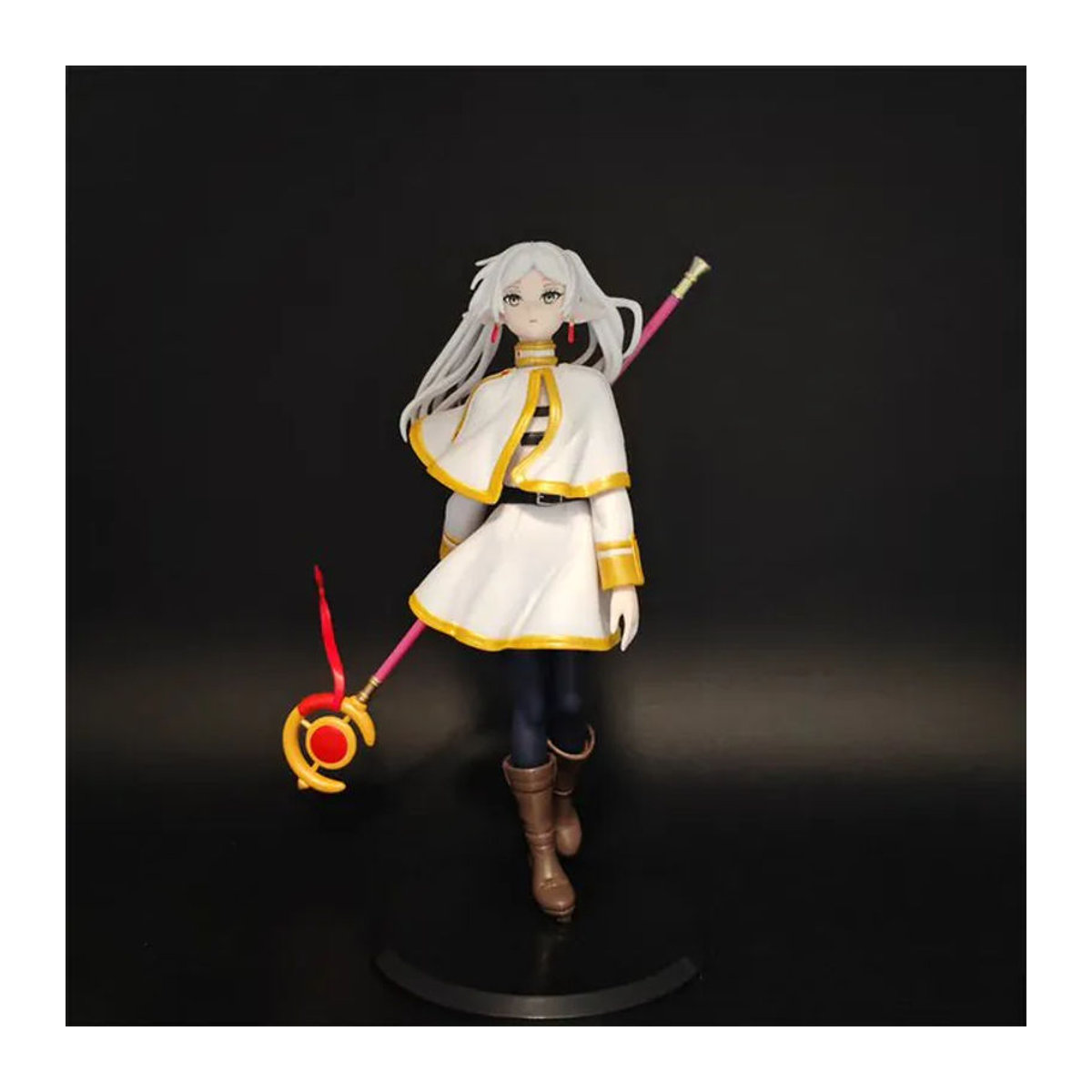 Bandai Frieren Beyond Journey's End Anime-Figur Frieren mit Zepter in stehender Pose, weiß, Höhe: 21 cm - Bild 1