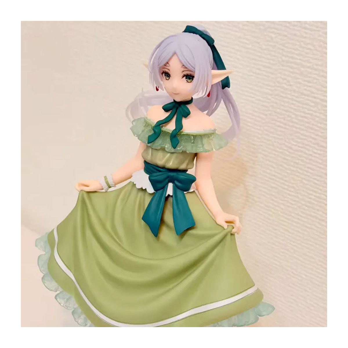 Bandai Frieren: Beyond Journey's End Coreful Frieren Actionfigur im Kleid Design in Grün - Bild 5