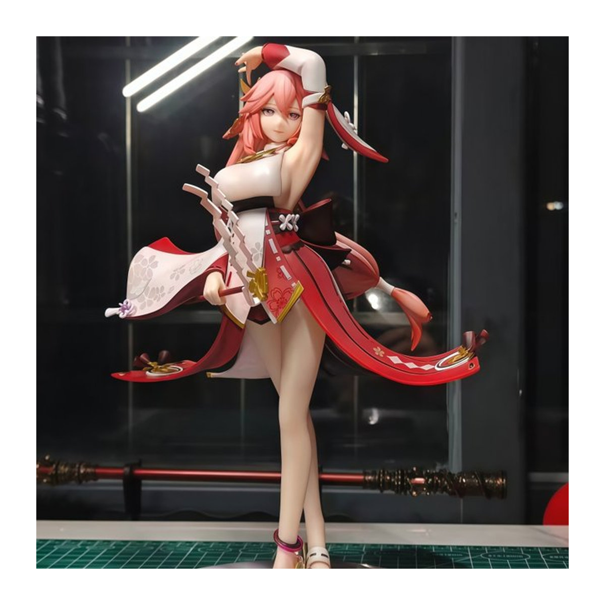 Bandai Genshin Impact Yae Miko Anime Figur in Weiß mit floralem Design - Bild 1