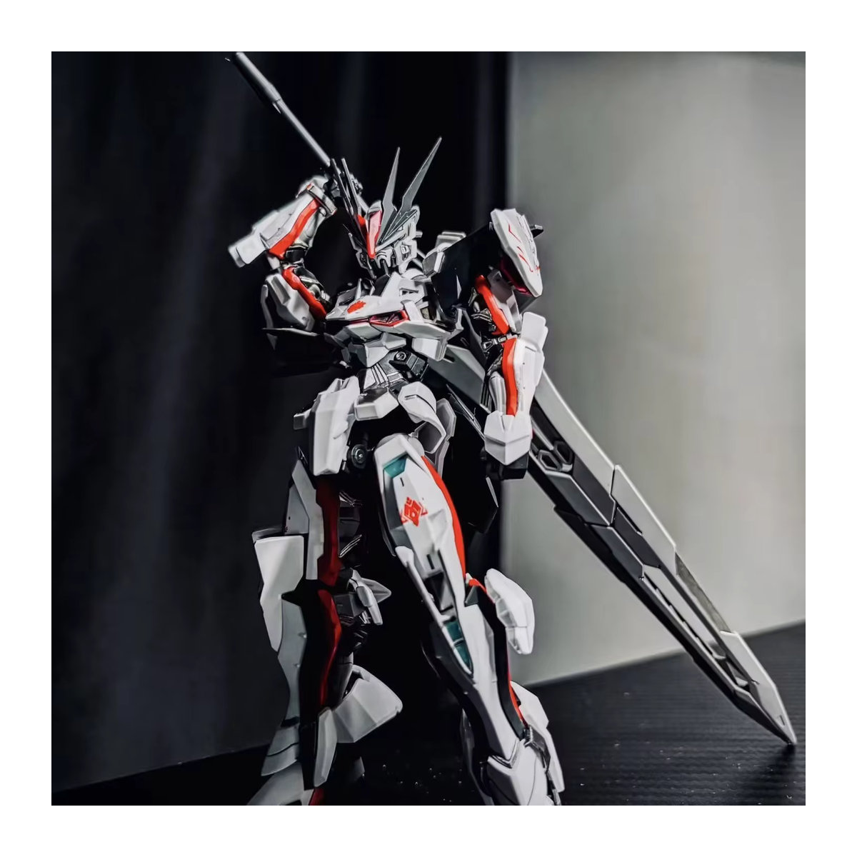 Bandai Gundam Astray Out Frame Modellbausatz 1/144 HG Anime-Figur aus Kunststoff in Weiß - Bild 4