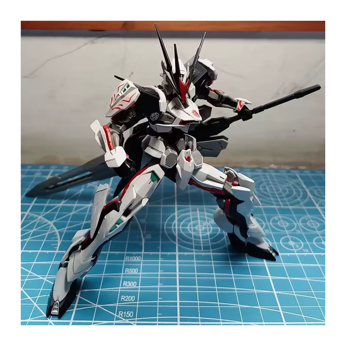 Bandai Gundam Astray Out Frame Modellbausatz 1/144 HG Anime-Figur aus Kunststoff in Weiß - Bild 5