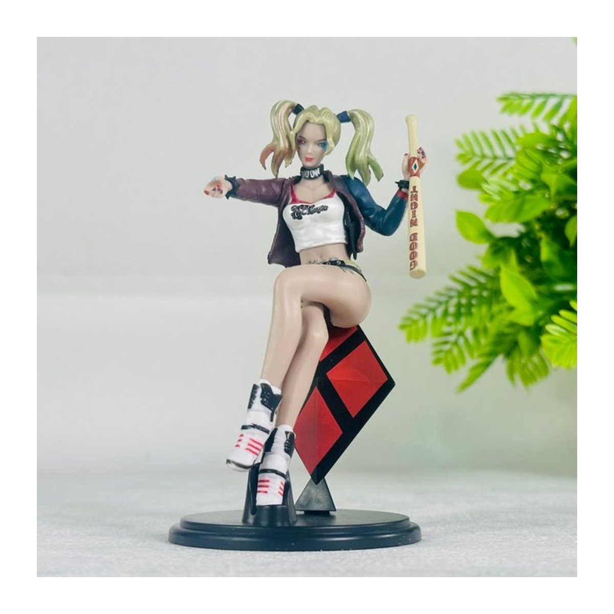 Bandai Harley Quinn Anti-Hero Anime-Figur aus Kunststoff in Sitzposition, mehrfarbiges Sammlerstück zur Dekoration - Bild 1