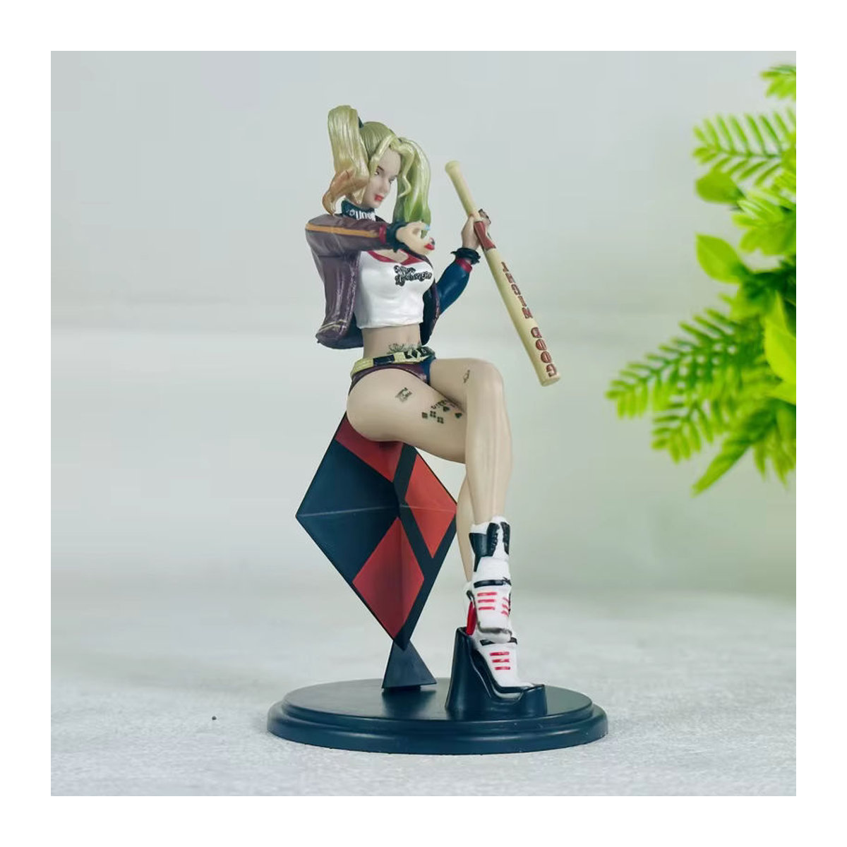 Bandai Harley Quinn Anti-Hero Anime-Figur aus Kunststoff in Sitzposition, mehrfarbiges Sammlerstück zur Dekoration - Bild 2