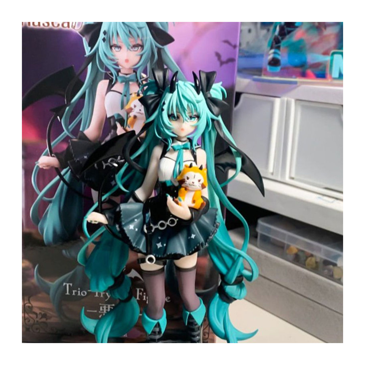 Bandai Hatsune Miku Anime Action Figure Kleiner Teufel Waschbär Kawaii PVC Modell, mehrfarbig, Höhe: 19 cm - Bild 1