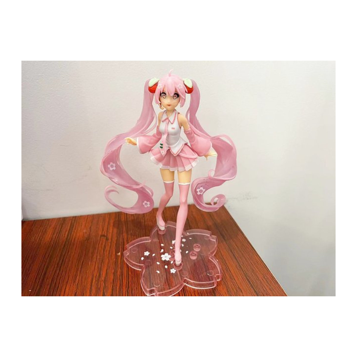 Bandai Hatsune Miku Anime Actionfigur Sakura Motiv in Rosa, Höhe: 15 cm - Bild 1