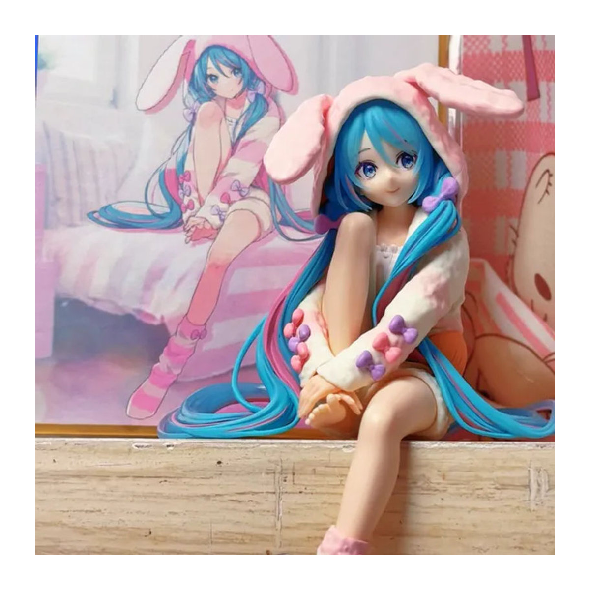 Bandai Hatsune Miku Anime Figur im Hasenohren-Pyjama als Noodle Stopper Sammlerstück aus Kunststoff, mehrfarbig, Höhe: 15 cm - Bild 1
