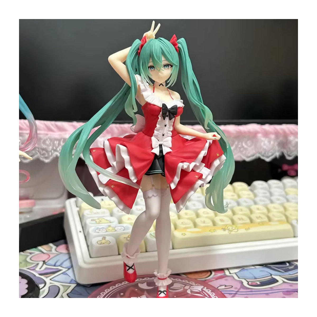 Bandai Hatsune Miku Anime-Figur im Lolita-Stil, mehrfarbige PVC-Actionfigur in stehender Pose zur Dekoration - Bild 2