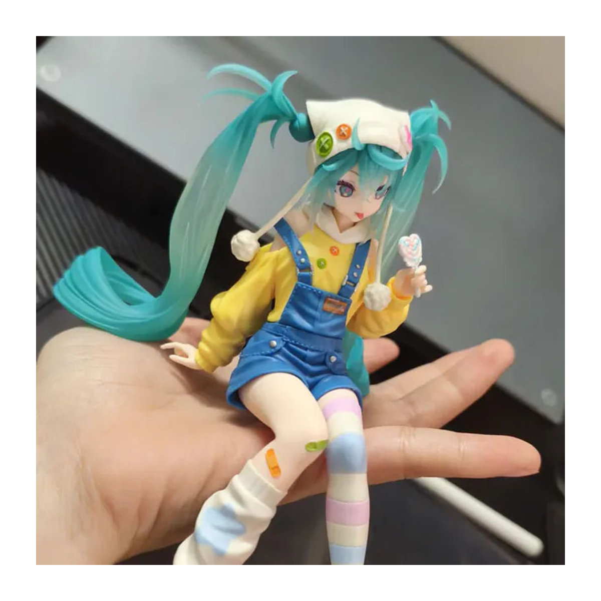 Bandai Hatsune Miku Anime-Figur in sitzender Pose mit Lollipop, mehrfarbige PVC-Actionfigur zur Dekoration - Bild 1