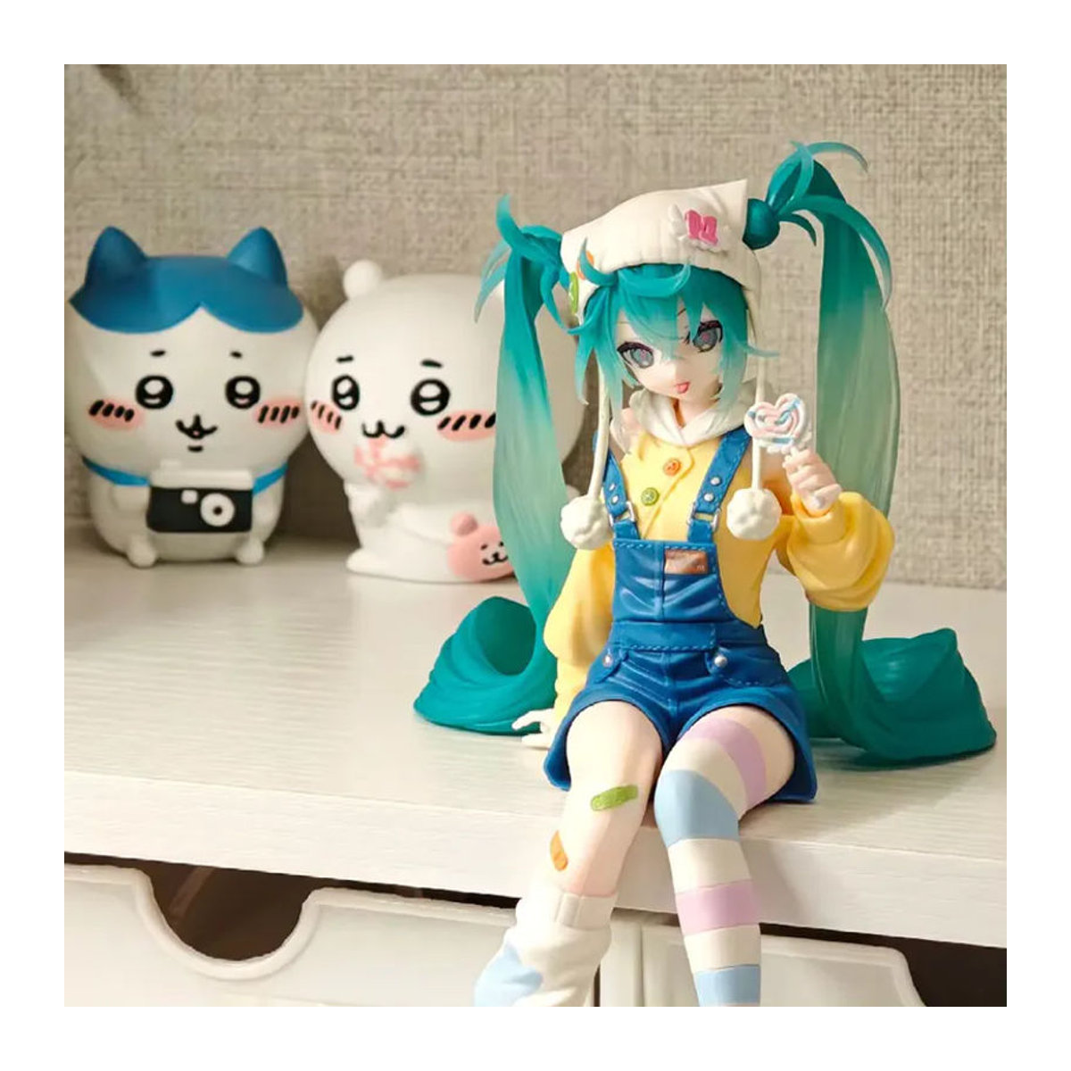 Bandai Hatsune Miku Anime-Figur in sitzender Pose mit Lollipop, mehrfarbige PVC-Actionfigur zur Dekoration - Bild 3