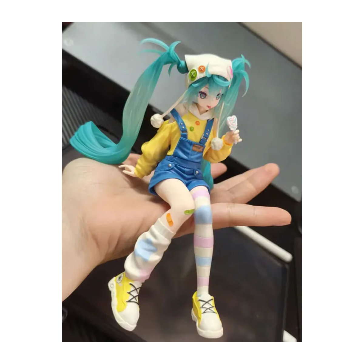 Bandai Hatsune Miku Anime-Figur in sitzender Pose mit Lollipop, mehrfarbige PVC-Actionfigur zur Dekoration - Bild 6