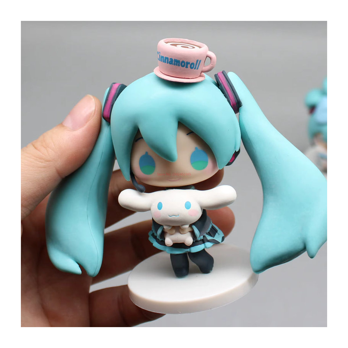 Bandai Hatsune Miku Anime Figur mit Cinnamoroll als dekorative Kawaii Tabletop Dekoration in Mehrfarbig - Bild 2