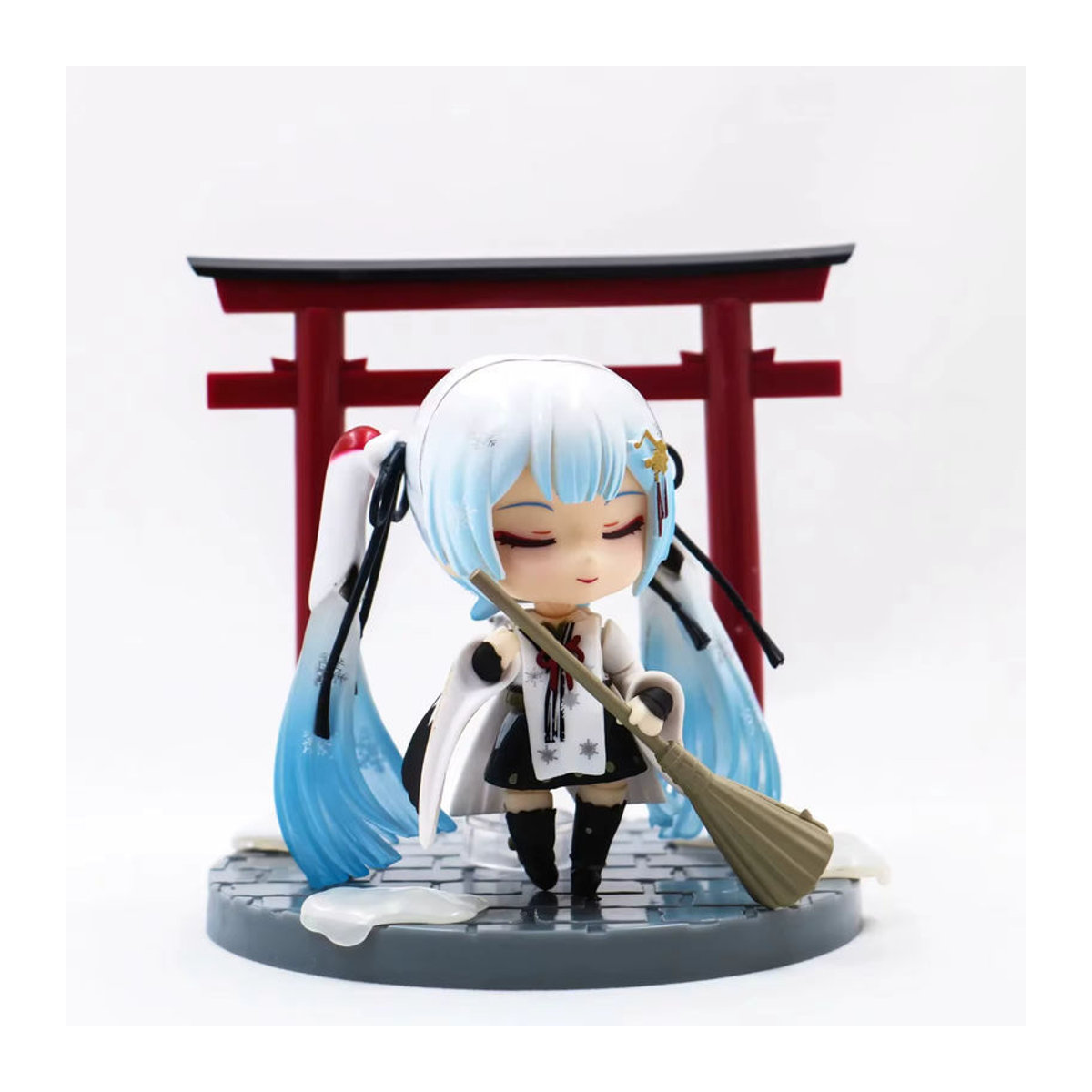 Bandai Hatsune Miku Schnee Hexe Q-Version Actionfigur aus Kunststoff, mehrfarbig, Dekorationsfigur für deinen Schreibtisch - Bild 4