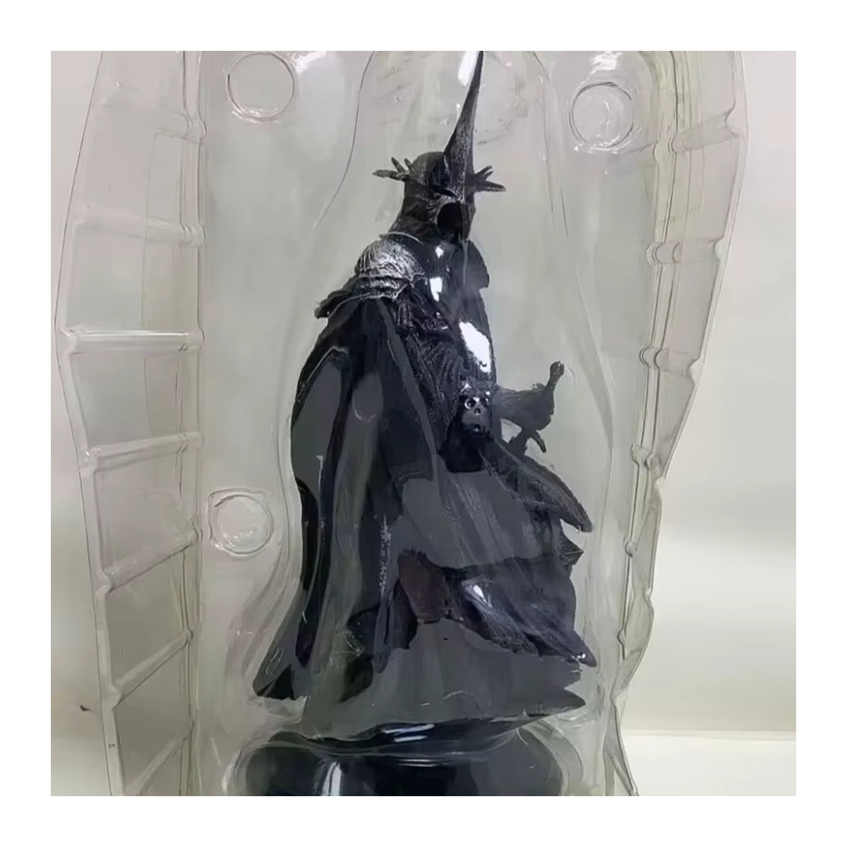 Bandai Herr der Ringe Hexenkönig von Angmar Actionfigur aus Kunststoff in Schwarz, Höhe: 23 cm - Bild 2