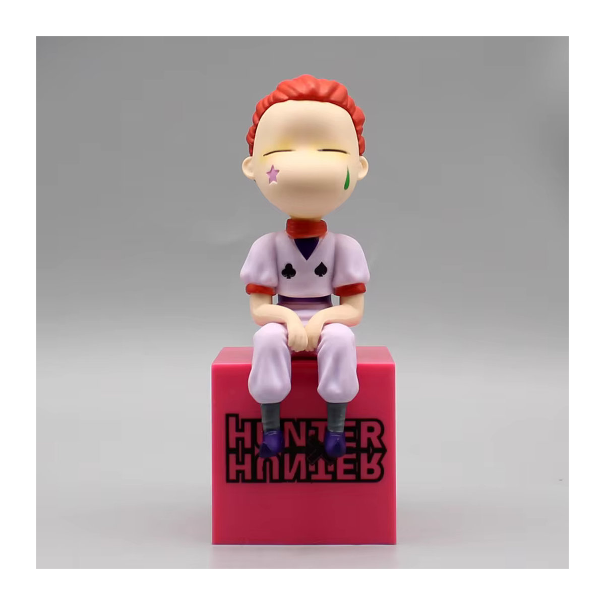 Bandai HUNTER × HUNTER Hisoka Anime Figur Q Edition als weiche Plüschpuppe in Rosa und Mehrfarbig für deine Desktop Dekoration - Bild 2