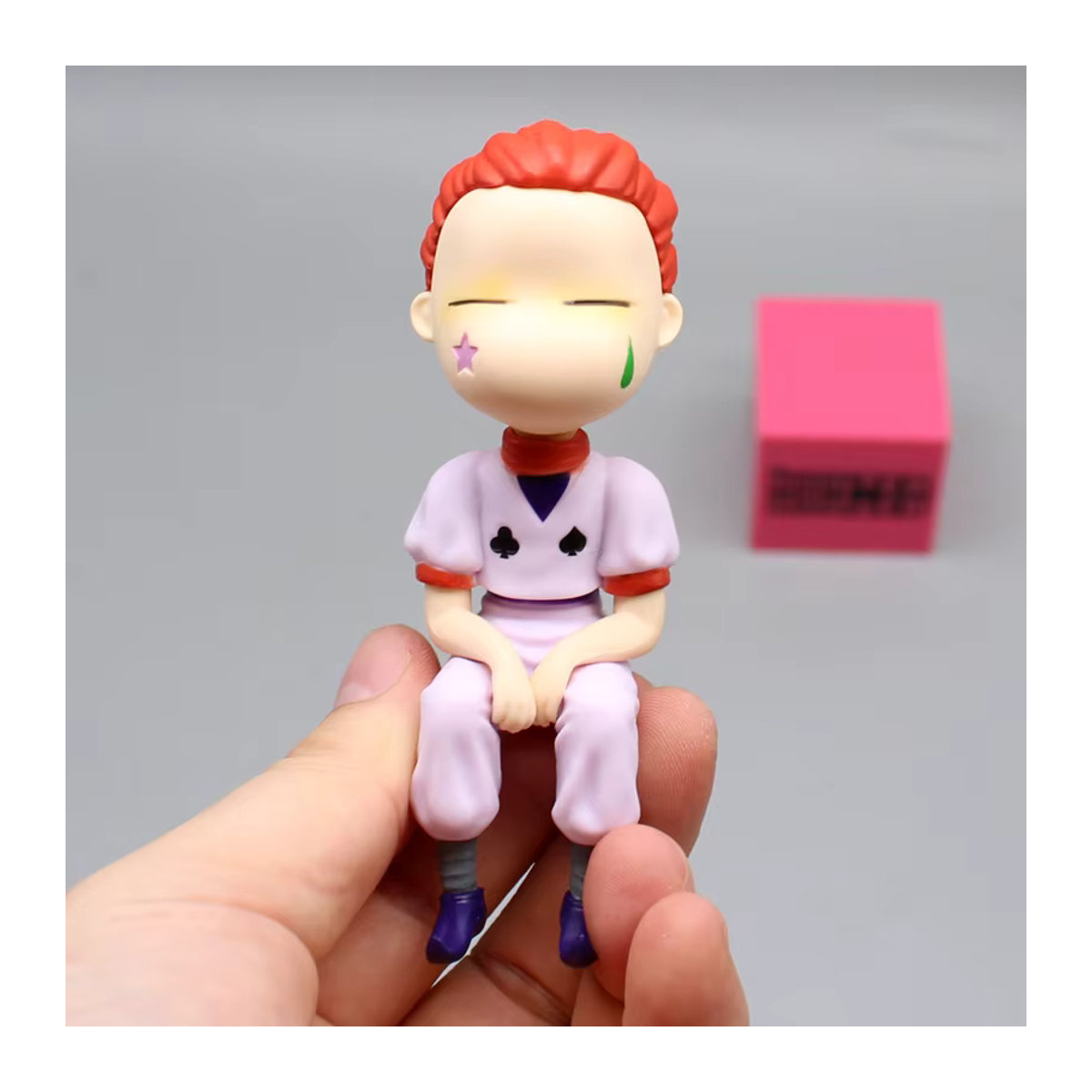 Bandai HUNTER × HUNTER Hisoka Anime Figur Q Edition als weiche Plüschpuppe in Rosa und Mehrfarbig für deine Desktop Dekoration - Bild 3