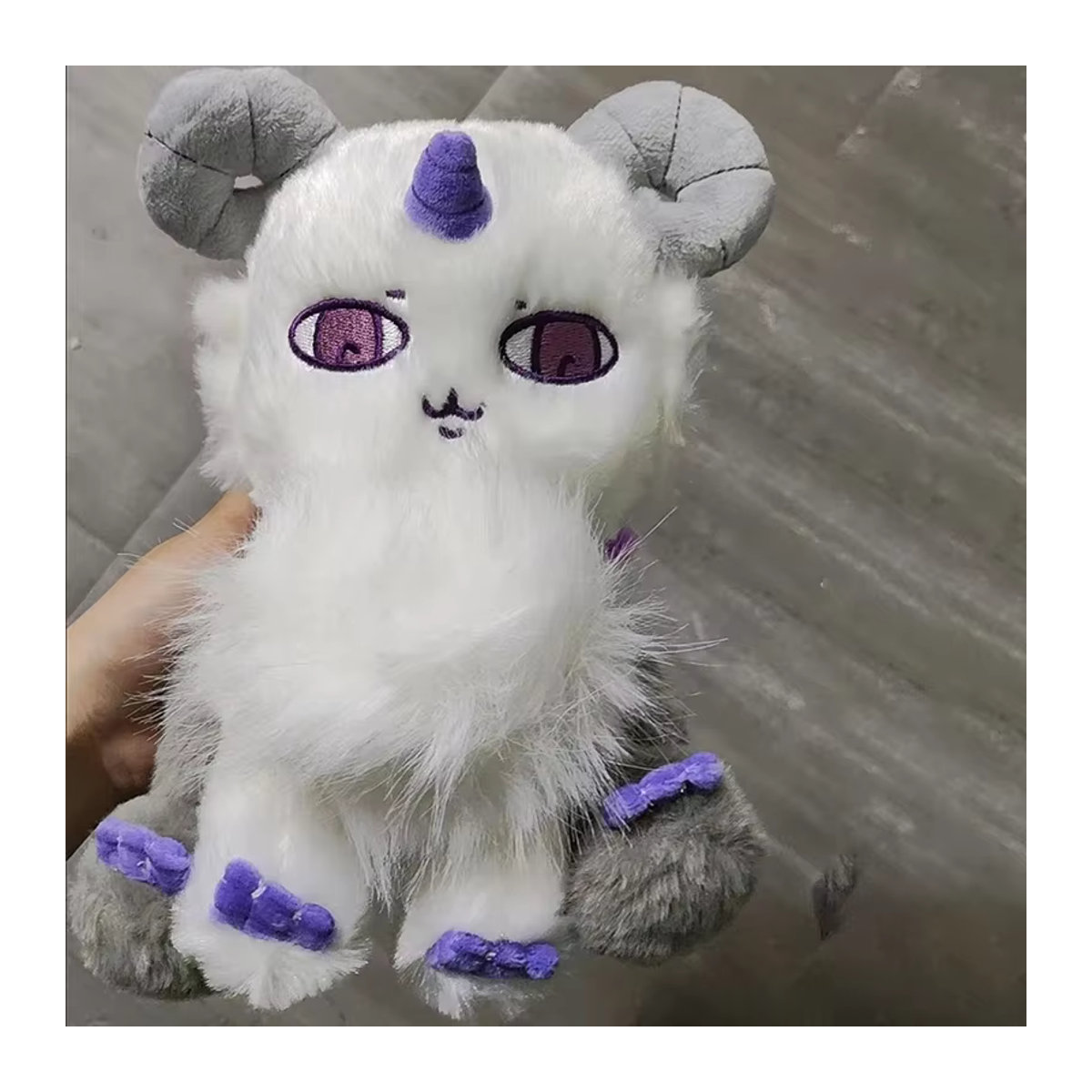Bandai Jiyi Teufel Nako Chimera Plüschfigur Weiß – Niedrige Kawaii Stofftier-Puppe als Deko-Ornament - Bild 1