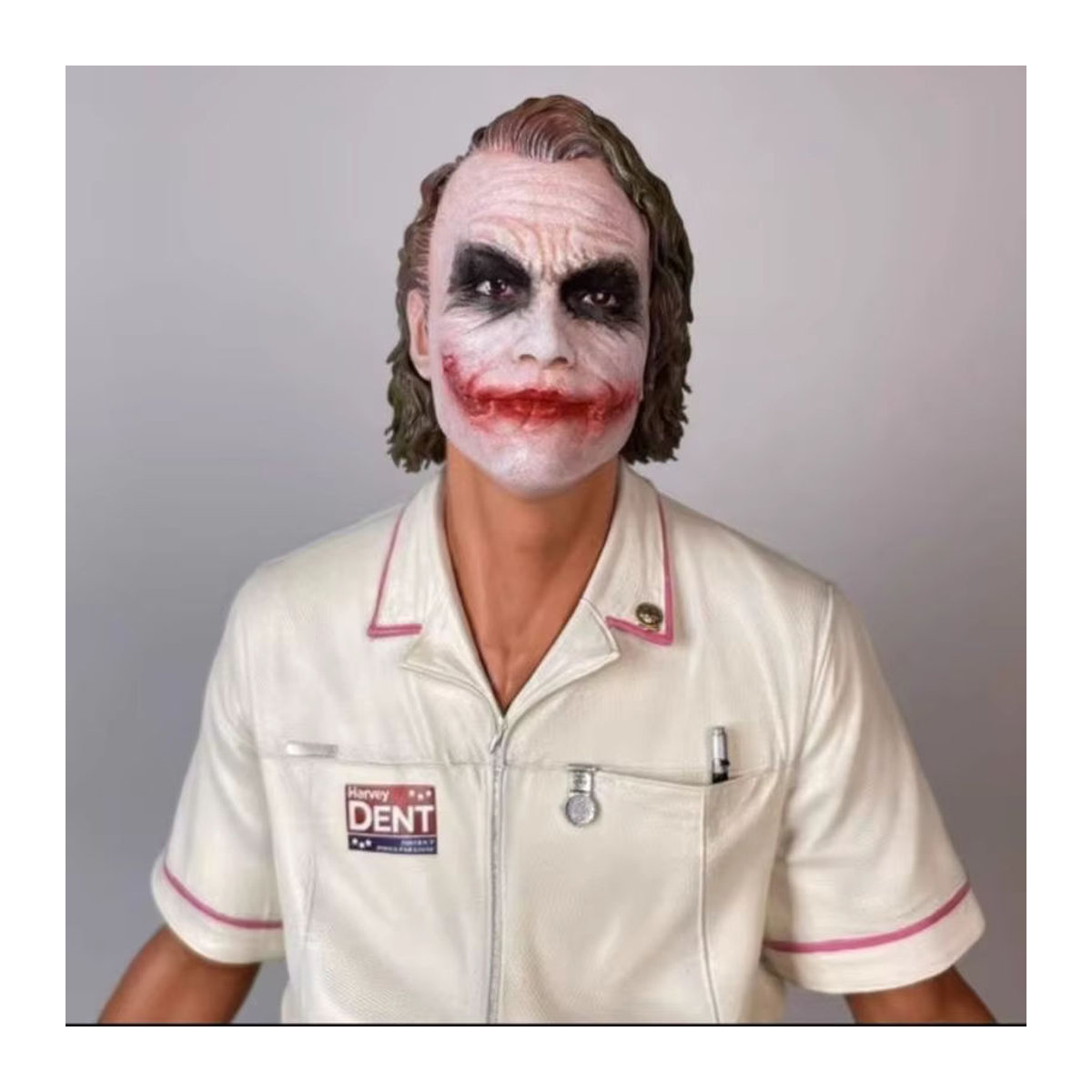 Bandai Joker Actionfigur Heath Ledger in weißer Krankenschwesteruniform aus Kunstharz, Höhe: 54 cm - Bild 2