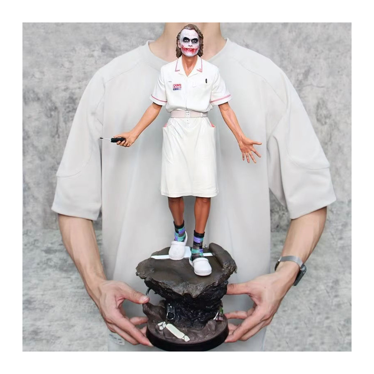Bandai Joker Actionfigur Heath Ledger in weißer Krankenschwesteruniform aus Kunstharz, Höhe: 54 cm - Bild 3