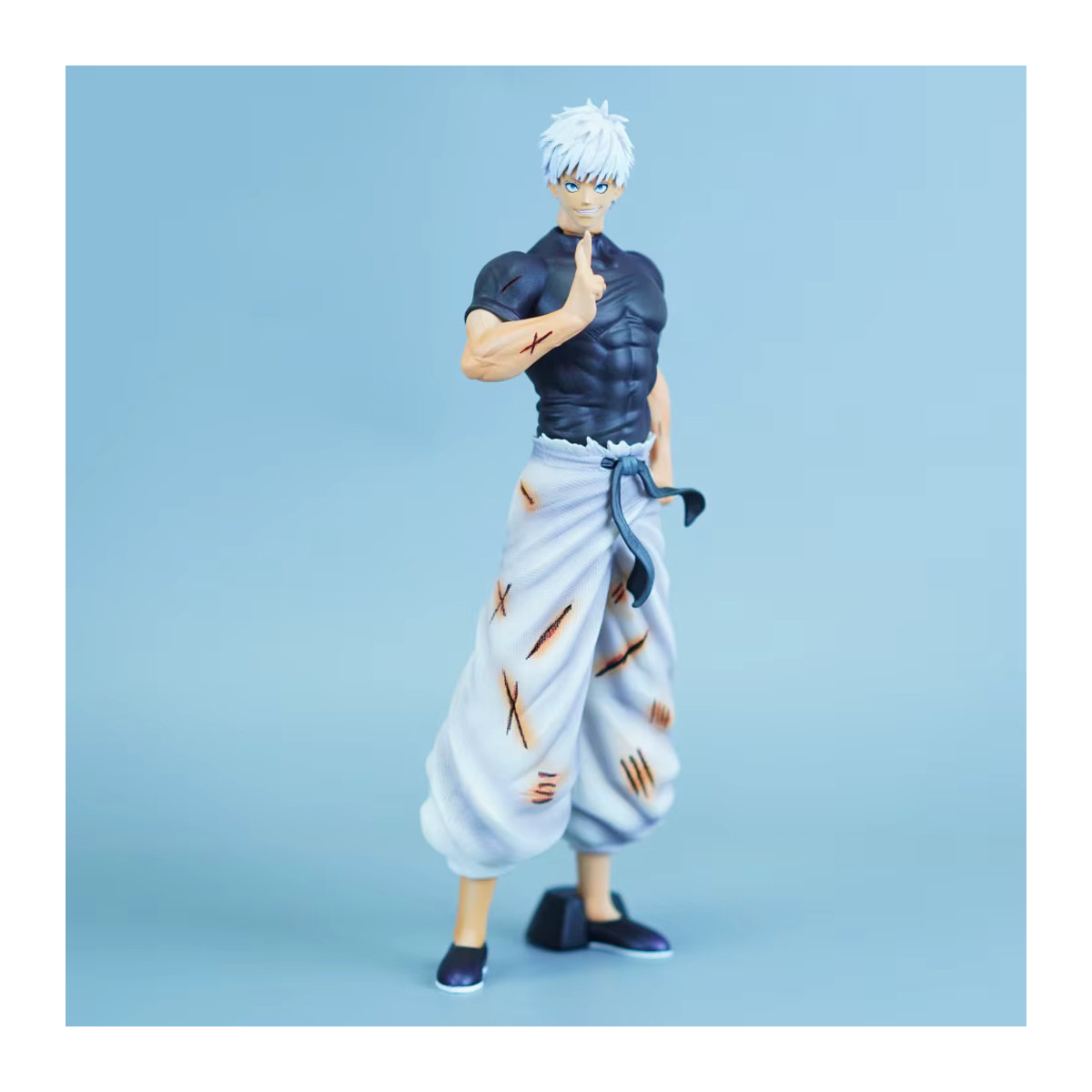 Bandai Jujutsu Kaisen Gojo Satoru Anime Figur, mehrfarbige PVC-Statue als Schreibtisch-Ornament, Höhe: 23,5 cm - Bild 2