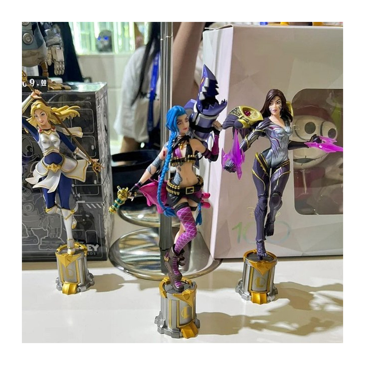 Bandai League of Legends Anime Actionfigur Luxanna Crownguard Lux Kaisa Jinx mehrfarbig Höhe: 22 cm - Bild 1