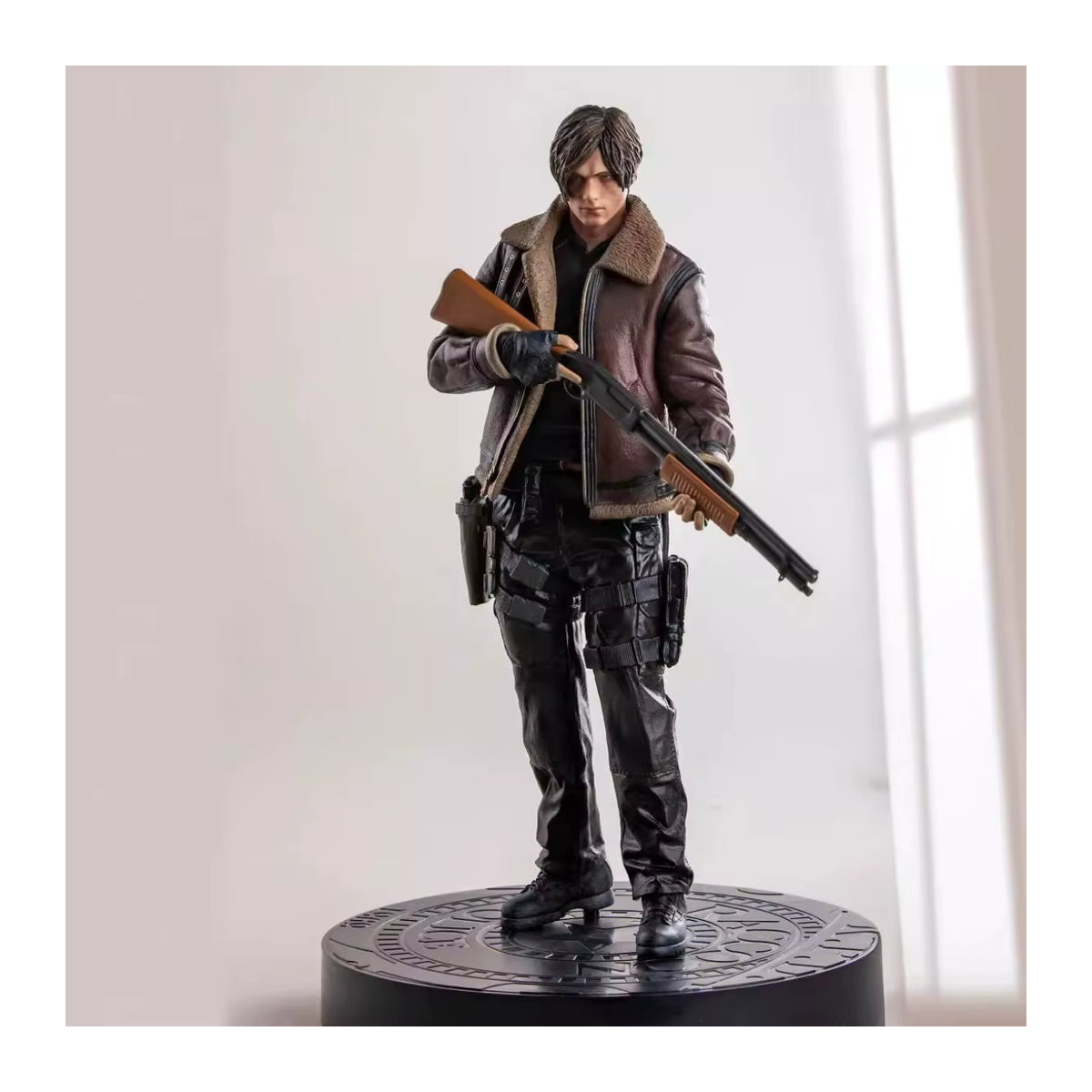 Bandai Leon Zombie Hunter Anime-Figur aus Leder und Kunstharz, mehrfarbige GK-Statue als Sammlerstück und Schreibtischdekoration - Bild 2