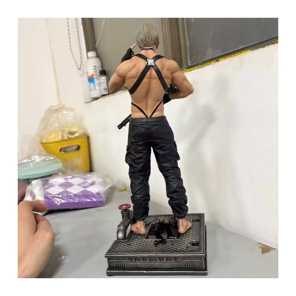 Bandai Leon Zombie Hunter Anime-Figur aus Leder und Kunstharz, mehrfarbige GK-Statue als Sammlerstück und Schreibtischdekoration - Bild 3