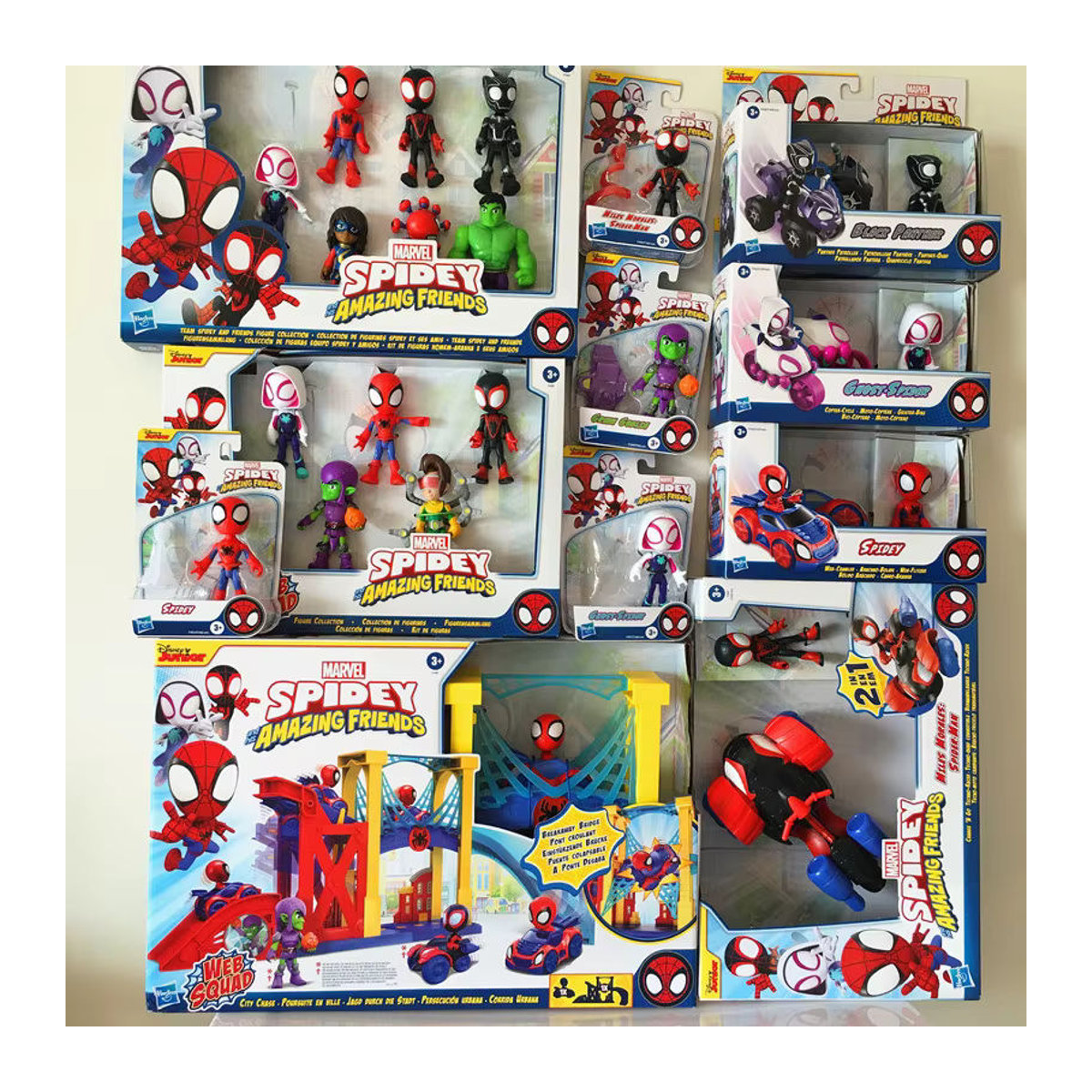 Bandai Marvel Spider-Man Actionfigur mit Upgrade-Anzug aus Kunststoff, mehrfarbiges Sammelspielzeug für Kinder und Dekoration - Bild 1