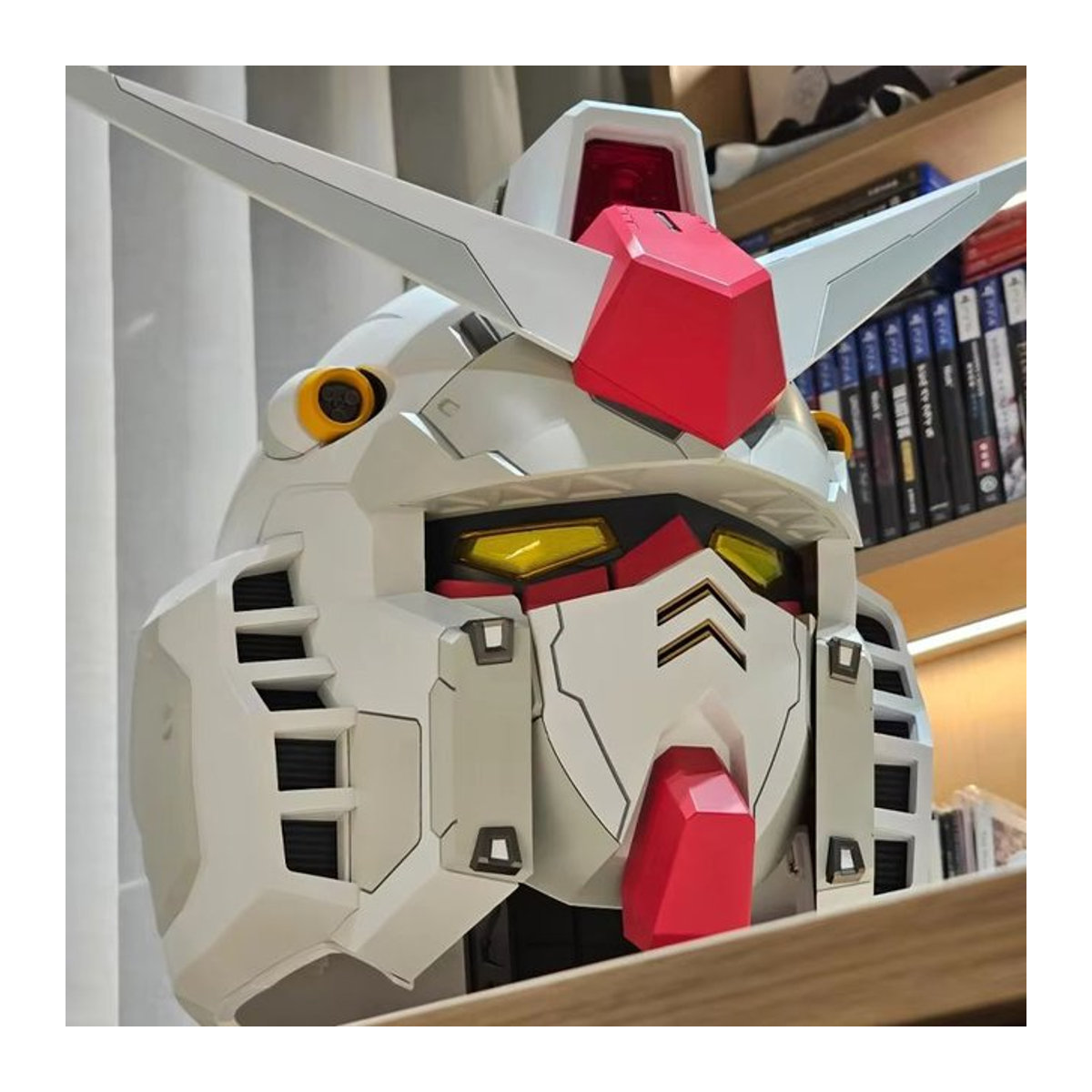 Bandai Mecha-Roboter Rx-78-2 Leuchtender Cosplay-Helm als Desktop-Ornament in Weiß - Bild 1